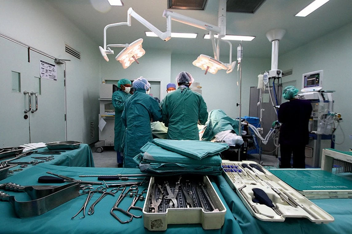 Επιτυχία Ελλήνων χειρούργων: Επιτυχής επέμβαση επανασυγκόλλησης δακτύλων μετά από 16 ώρες χειρουργείο